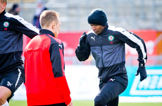 Örebros Kennedy Igboananike värmer