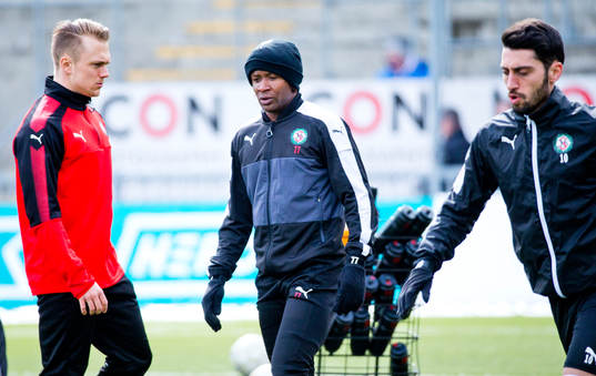 Örebros Kennedy Igboananike värmer