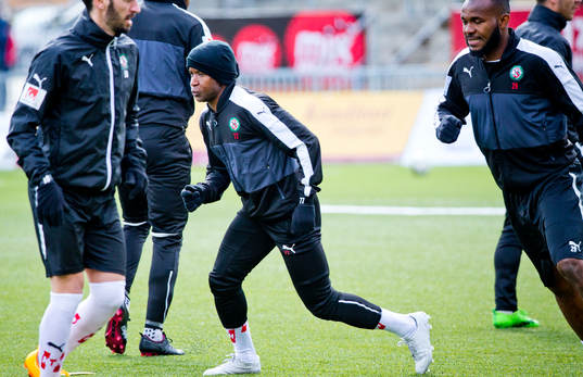 Örebros Kennedy Igboananike värmer