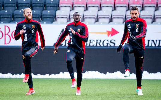 Östersunds Curtis Edwards värmer upp
