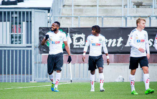 Örebros Michael Junior Omah jublar med Kennedy Igboananike