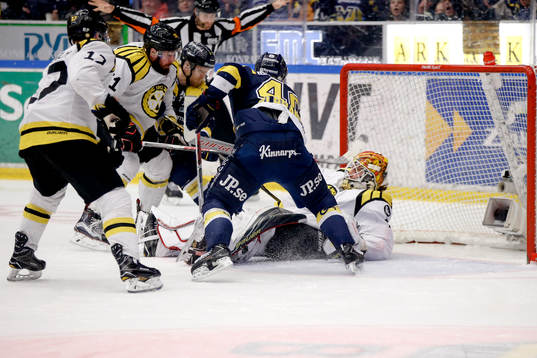 s Ted Brithén (ej i bild) gör 1-0 bakom Brynäs målvakt