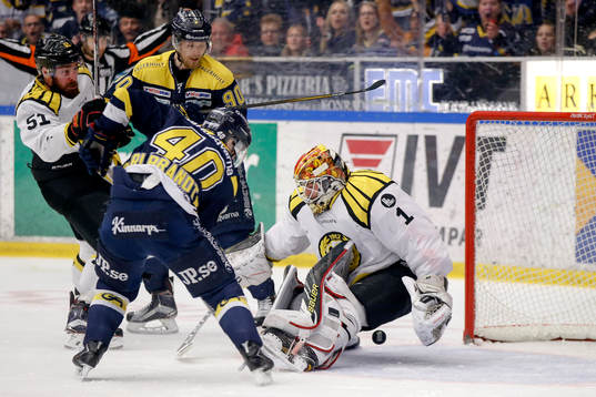 s Ted Brithén (ej i bild) gör 1-0 bakom Brynäs målvakt