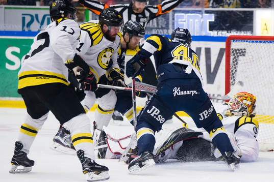 s Ted Brithén gör 1-0 bakom målvakt Felix Sandström