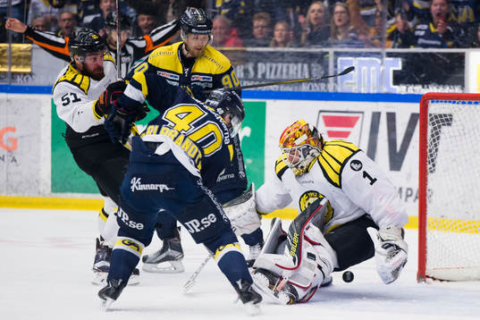 s Ted Brithén gör 1-0 bakom målvakt Felix Sandström