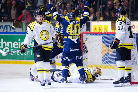 Pär Arlbrandt jublar och Brynäs målvakt Felix Sandström
