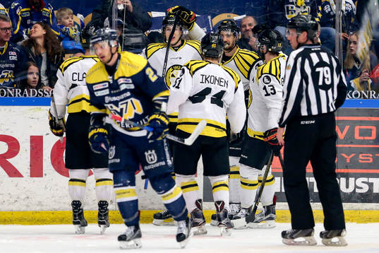 Brynäs Oskar Lindblom jublar med lagkamrater