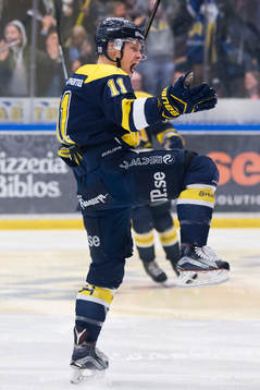 s Simon Önerud jublar