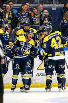 s Mattias Tedenby jublar med lagkamrater