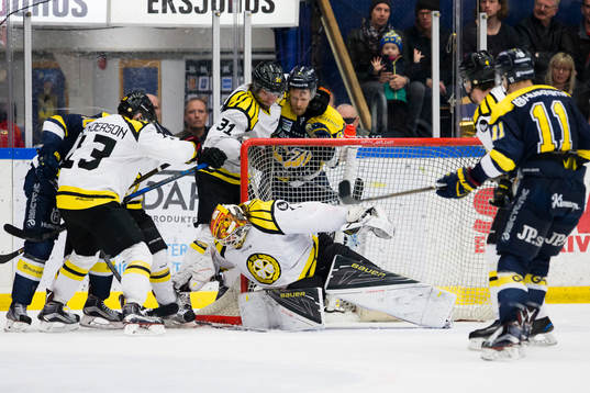 s Ted Brithén i gruff bakom Brynäs målvakt Felix