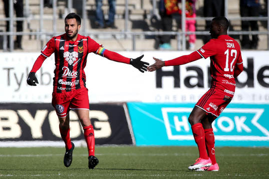 Östersunds Brwa Nouri och Ken Sema jublar