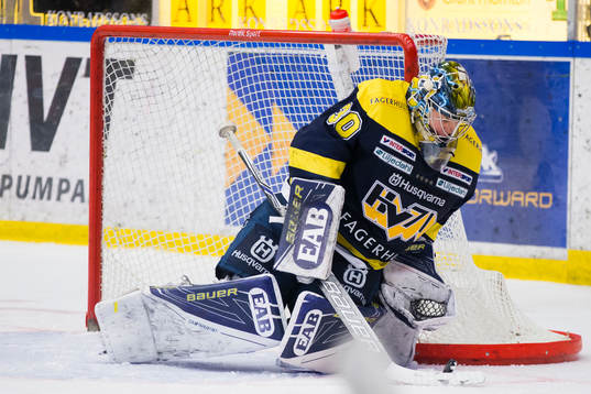 s målvakt Linus Söderström räddar
