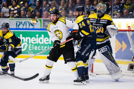 s Erik Christensen framför målvakt Linus Söderström