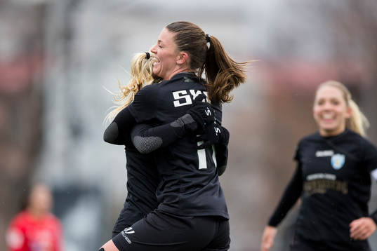 Göteborgs Pauline Hammarlund jublar med lagkamrat