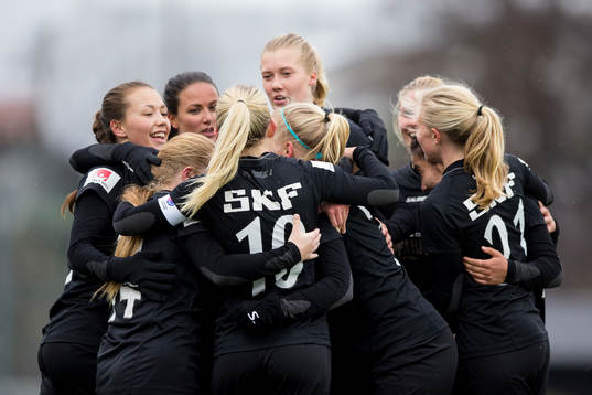 Göteborgs Pauline Hammarlund jublar och omfamnas av