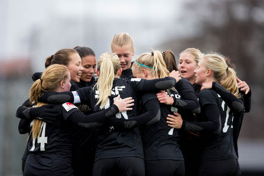 Göteborgs Pauline Hammarlund jublar och omfamnas av