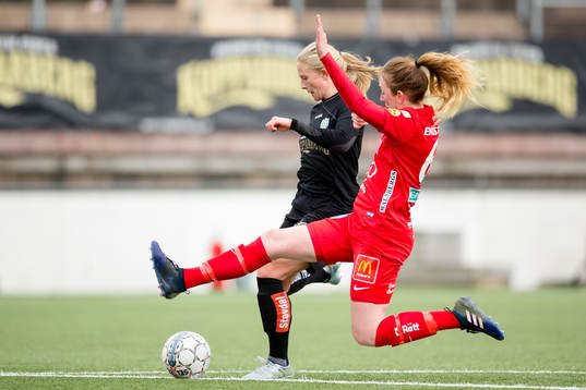 Göteborgs Rebecka Blomqvist skjuter ett skott förbi