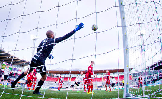Örebros Sebastian Ring gör 2-0 på Östersunds målvakt