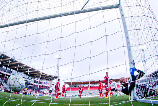 Örebros Sebastian Ring gör 2-0 på Östersunds målvakt