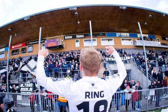 Örebros Sebastian Ring jublar framför fansen