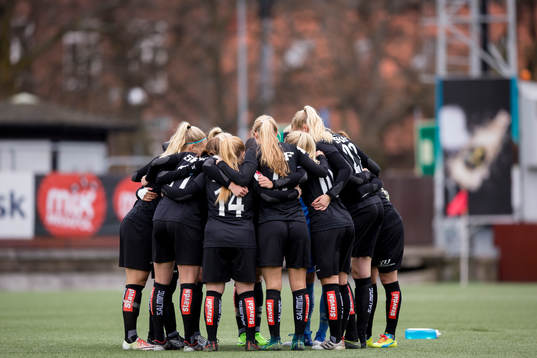 Göteborgs samlade innan avspark i  fotbollsmatchen i