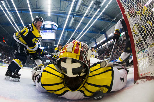 s Ted Brithén gör mål till 2-0 bakom Brynäs målvakt