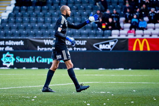 Östersunds målvakt Aly Keita fick snöbollar kastade mot
