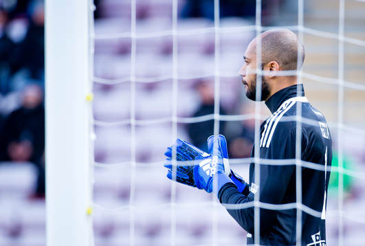 Östersunds målvakt Aly Keita fick snöbollar kastade mot