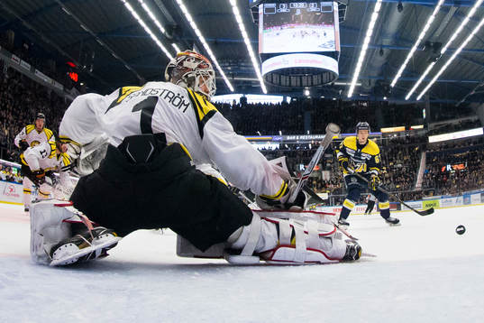 Brynäs målvakt Felix Sandström släpper in mål till 4-2