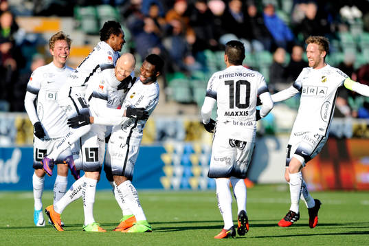 Häckens Alexander Farnerud jublar med lagkamrater