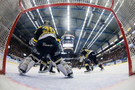 s målvakt Linus Söderström  med en hyllning till
