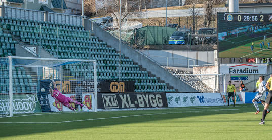 Sundsvalls målvakt Tommy Naurin räddar en straff