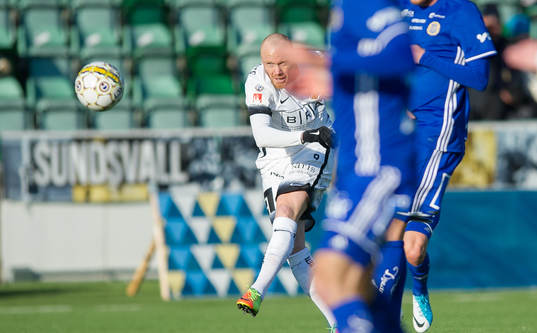 Häckens Alexander Farnerud skjuter 0-1 målet