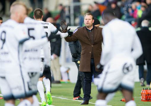 Häckens tränare Mikael Stahre jublar