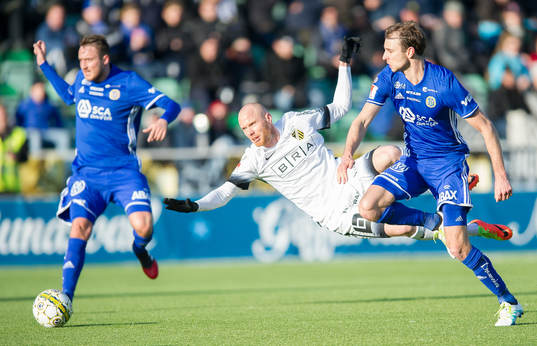 Häckens Alexander Farnerud i närkamp mot Sundsvalls Lars