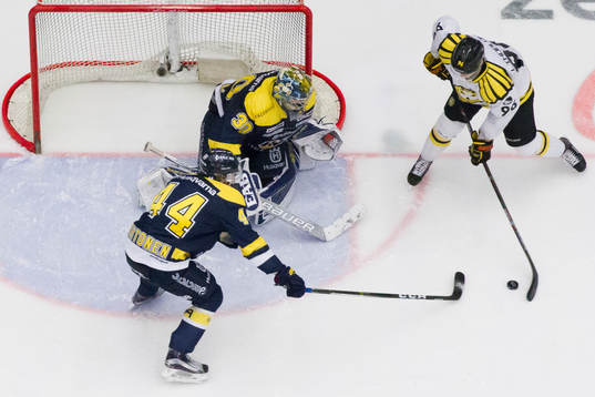 s Mikko Lehtonen och målvakt Linus Söderström stoppar
