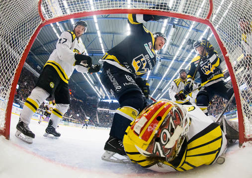 s Pär Arlbrandt jublar när HV71:s Ted Brithén (ej i