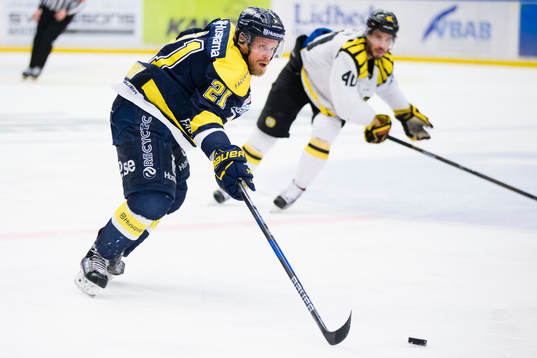s Mattias Tedenby före Brynäs Jesper Jensen