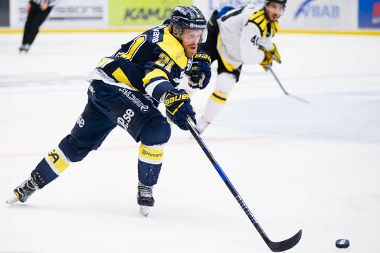 s Mattias Tedenby före Brynäs Jesper Jensen