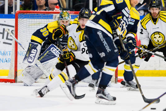 s målvakt Linus Söderström med fokus på pucken