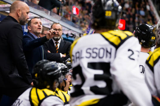 Brynäs tränare Thomas Berglund coachar