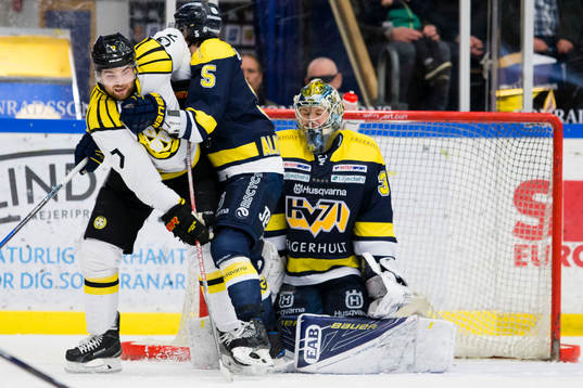 s Adam Almquist i duell framför målvakt Linus Söderström