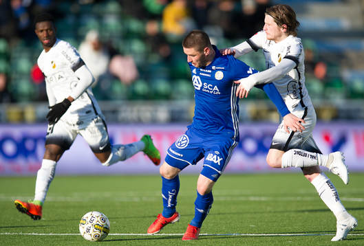 Sundsvalls Kristinn Freyr Sigurdsson i närkamp mot