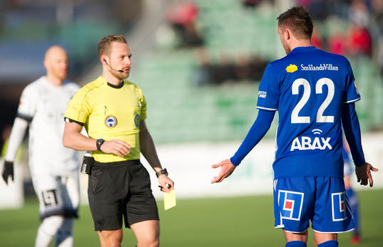 Sundsvalls Smajl Suljevic får gult kort av domare