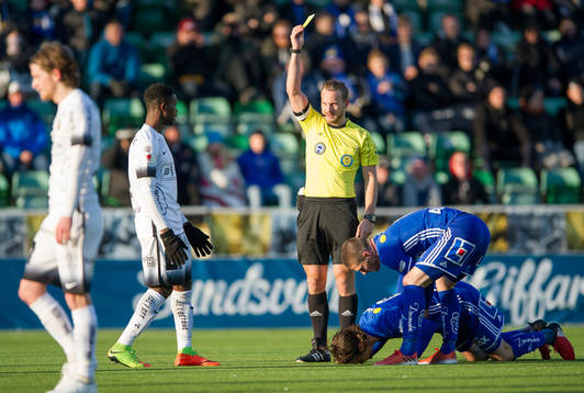 Häckens Mohammed Abubakari får gult kort  av domare