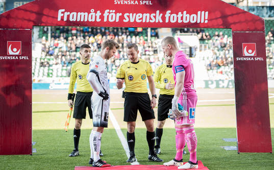 Domaren Kristoffer Karlsson singlar slant innan