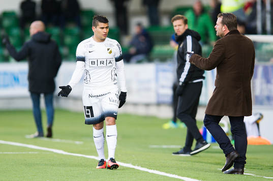 Häckens Paulinho diskuterar med tränare Mikael Stahre