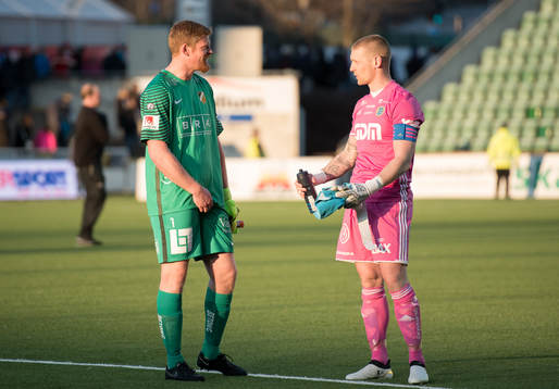 Häckens målvakt Christoffer Källqvist pratar med