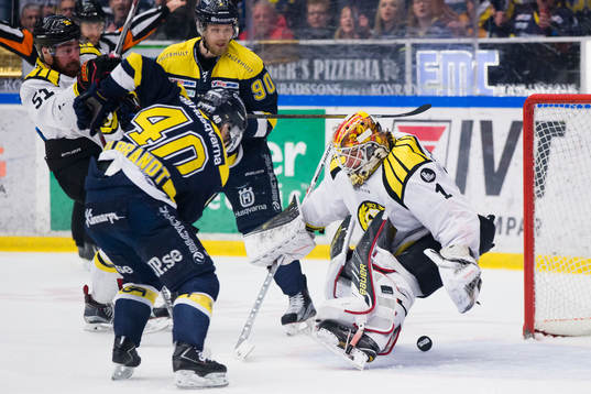 Brynäs målvakt Felix Sandström tappar pucken och i