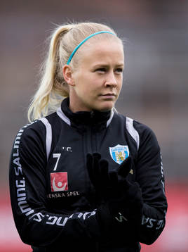 Göteborgs Adelina Engman på line up innan fotbollsmatchen